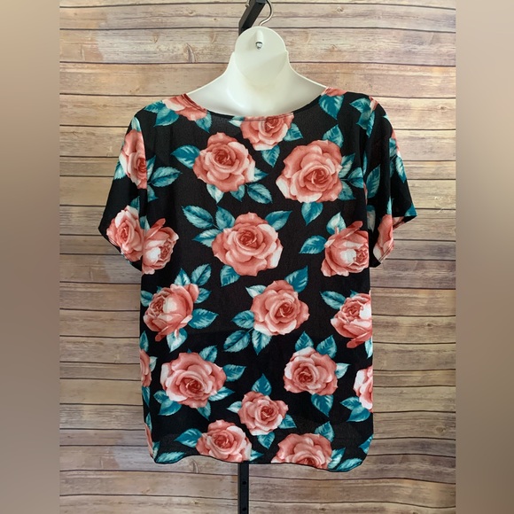 Elizabeth  Floral top - Size 2X - Picture 2 of 7